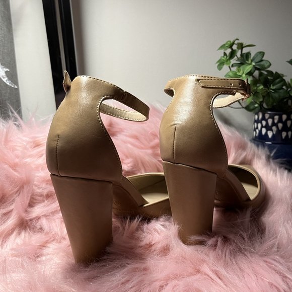 Women's Size 6.5 Closed Toe Pointed Heels with Strap - Picture 3 of 5